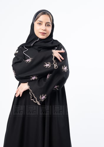 عباية سوداء بقصة رسمية بتطريز زهور 1389