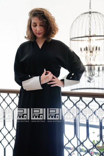 عباية سوداء بتفاصل كم بيضاء 1021