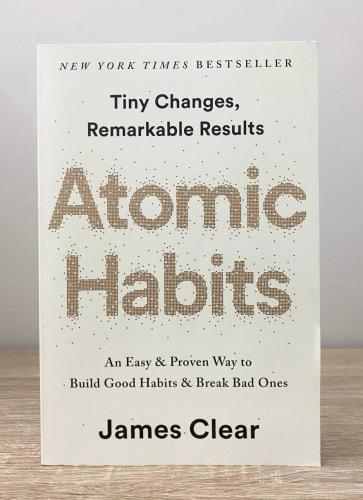 Atomic Habits James Clear الصفحات: 306 صفحة [ انجل...