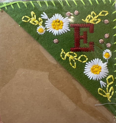 علامة مرجعية لزاوية الكتاب، تطريز يدوي