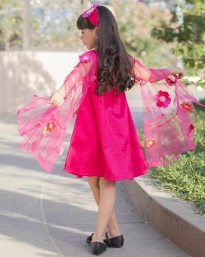 فستان انيق من خامة الشانتون واكمام انيقة من التل م...