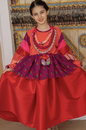 جلابية بناتي بألوان متناغمة شعبية مع اكسسوار شعر