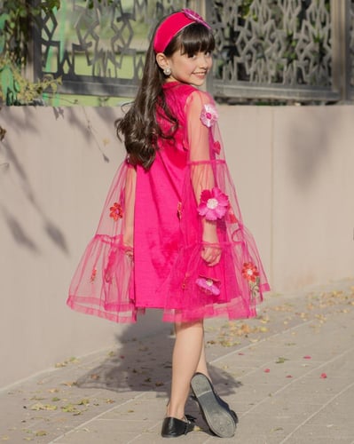 فستان انيق من خامة الشانتون واكمام انيقة من التل م...