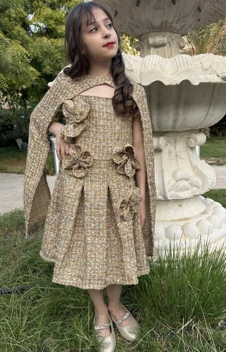 فستان انيق من قطعتين من التويد الذهبي مزين بورد ان...