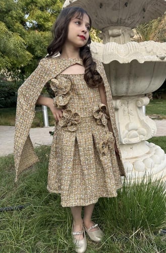 فستان انيق من قطعتين من التويد الذهبي مزين بورد ان...