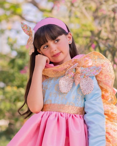 فستان انيق من خامة الشانتون مزينة بالدانتيل وبروش...