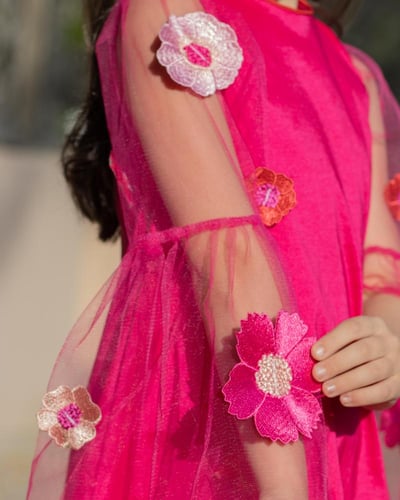 فستان انيق من خامة الشانتون واكمام انيقة من التل م...