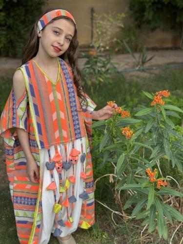 بدلة انيقة من قطعتين من الجاكار الهندي مزينة بدمى...