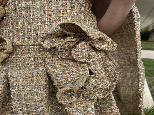 فستان انيق من قطعتين من التويد الذهبي مزين بورد ان...