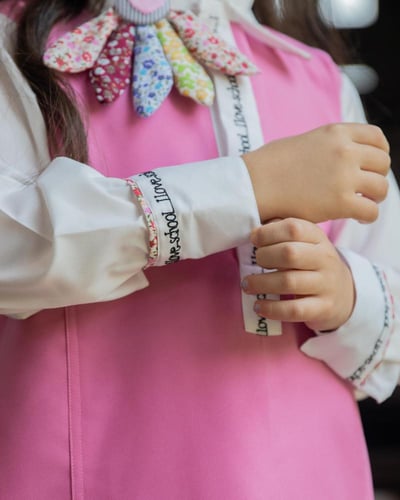 مريول مدرسي انيق ومميز بكولة بيضاء مع بروش مميز عل...