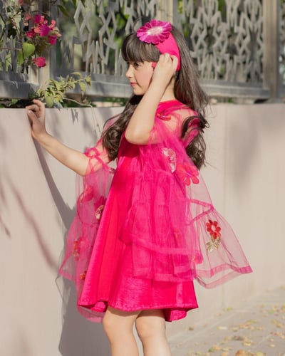 فستان انيق من خامة الشانتون واكمام انيقة من التل م...