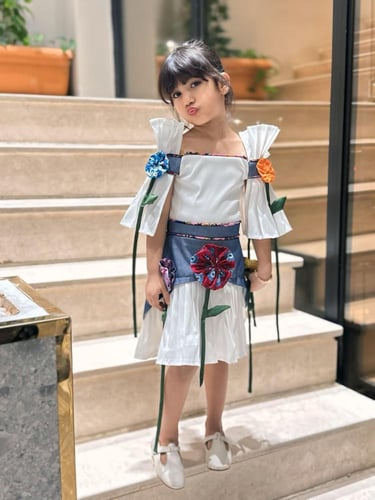 فستان انيق من خامة الشانتون والجينز مزينة بورد ملو...