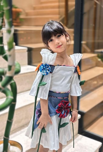 فستان انيق من خامة الشانتون والجينز مزينة بورد ملو...