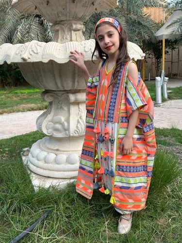 بدلة انيقة من قطعتين من الجاكار الهندي مزينة بدمى...