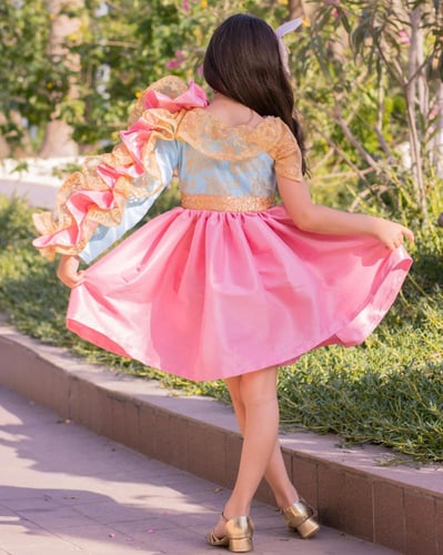 فستان انيق من خامة الشانتون مزينة بالدانتيل وبروش...