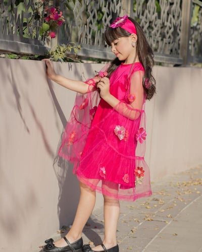 فستان انيق من خامة الشانتون واكمام انيقة من التل م...