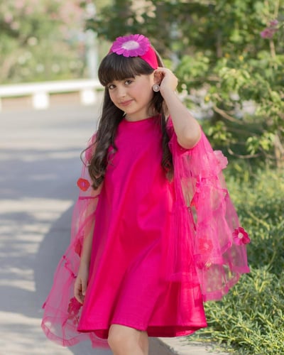 ربطة شعر انيقة باللون الفوشي مزينة بوردة