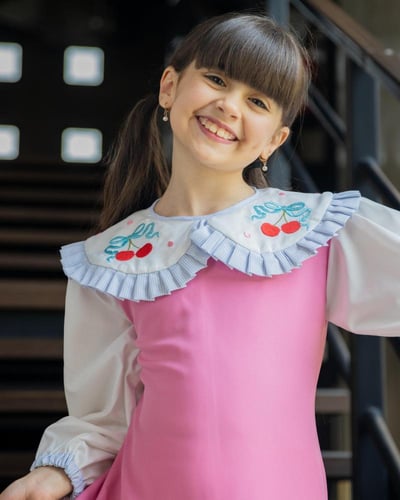 مريول مدرسي انيق ومميز بكولة مميزة بتطريز فاكهة ال...