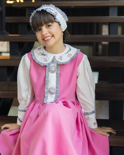 ربطة شعر انيقة بتطريز ورد وجملة تحفيزية انا احب ال...