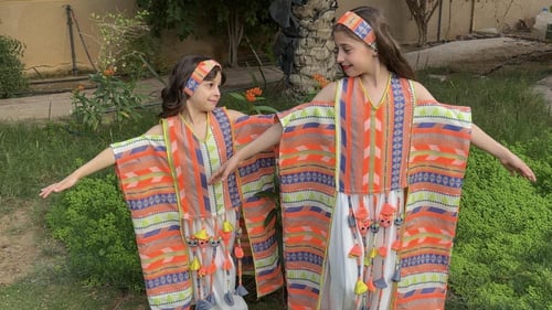 بدلة انيقة من قطعتين من الجاكار الهندي مزينة بدمى...