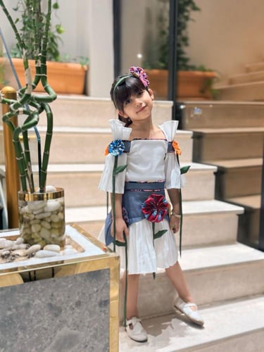 فستان انيق من خامة الشانتون والجينز مزينة بورد ملو...