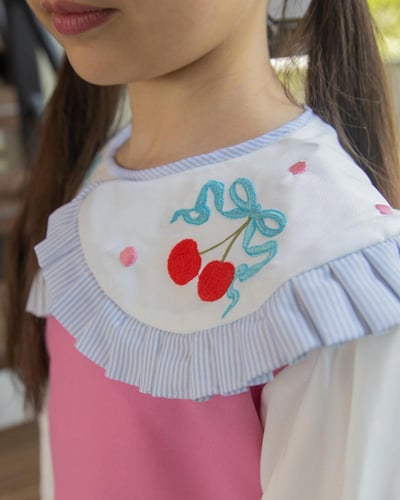 مريول مدرسي انيق ومميز بكولة مميزة بتطريز فاكهة ال...