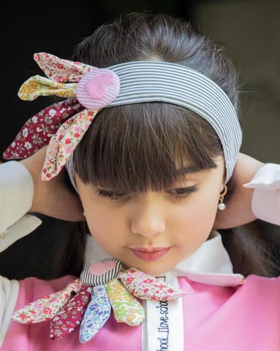 مريول مدرسي انيق ومميز بكولة بيضاء مع بروش مميز عل...