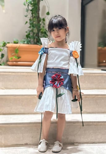 فستان انيق من خامة الشانتون والجينز مزينة بورد ملو...