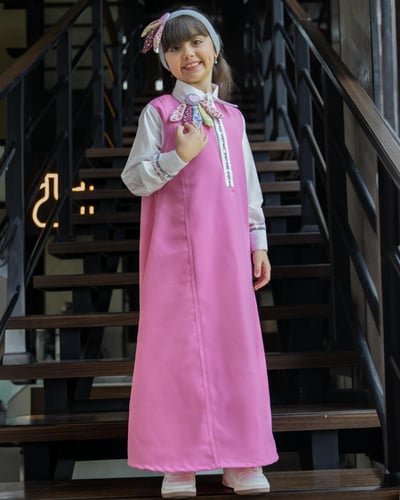 مريول مدرسي انيق ومميز بكولة بيضاء مع بروش مميز عل...