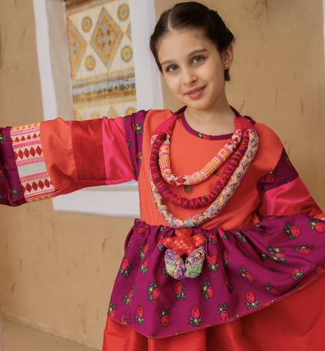 جلابية بناتي بألوان متناغمة شعبية مع اكسسوار شعر