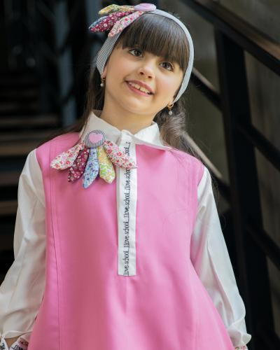 مريول مدرسي انيق ومميز بكولة بيضاء مع بروش مميز عل...