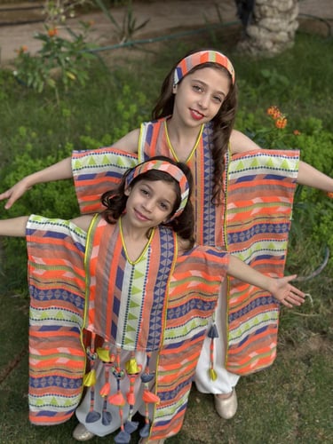 بدلة انيقة من قطعتين من الجاكار الهندي مزينة بدمى...