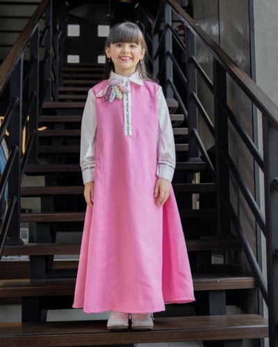 مريول مدرسي انيق ومميز بكولة بيضاء مع بروش مميز عل...