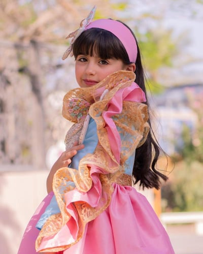 فستان انيق من خامة الشانتون مزينة بالدانتيل وبروش...