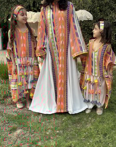 بدلة انيقة من قطعتين من الجاكار الهندي مزينة بدمى...