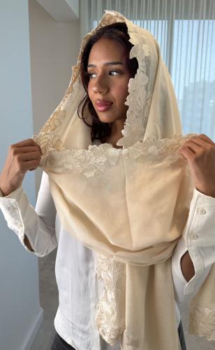A Bual headscarf with floral edges