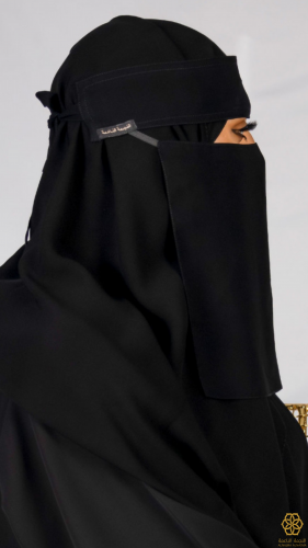 نقاب وسط مطاط مايل