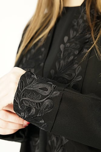 عباية اسود مطرزة من الامام والاكمام