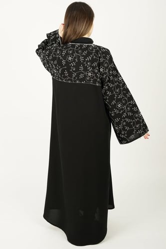 عباية اسود بتطريز ابيض علي الاكمام