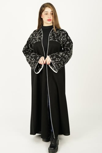 عباية اسود بتطريز ابيض علي الاكمام