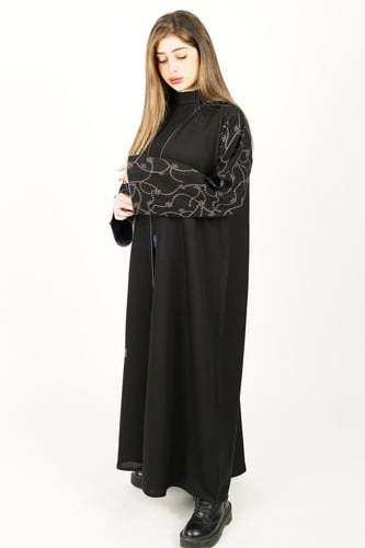 عباية اسود بتطريز رمادي علي الاكمام