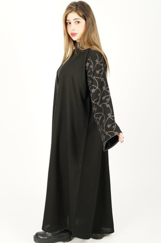 عباية اسود بتطريز رمادي علي الاكمام