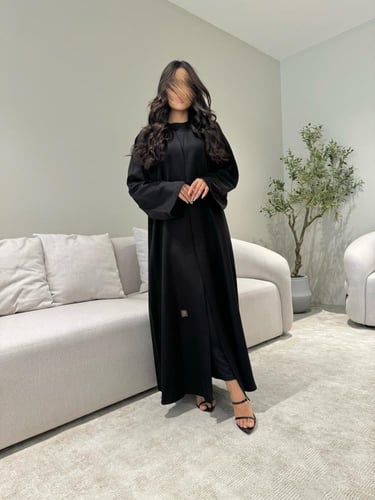 عباية سوداء بتطريز على الأكمام مع شك
