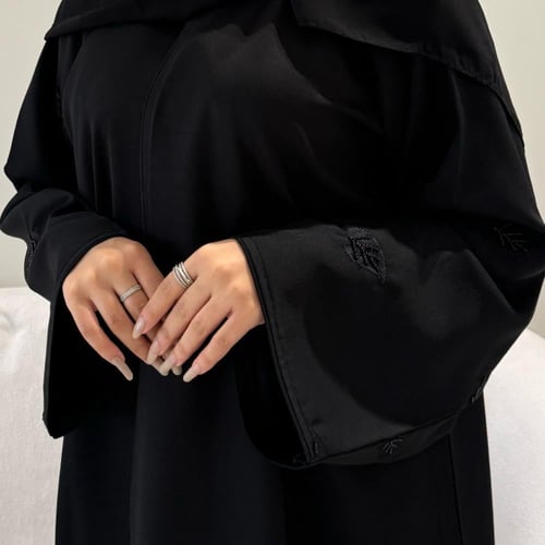 عباية سوداء بتطريز على الأكمام مع شك