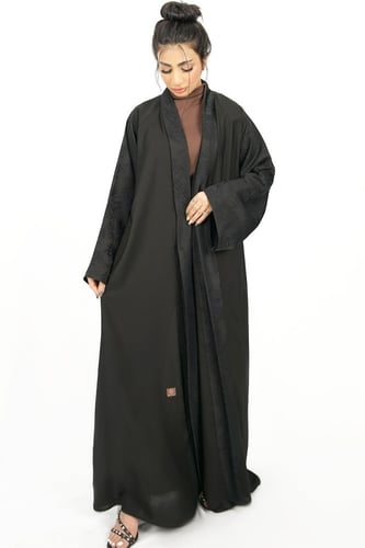 عباية سوداء بطبقة من الخلف
