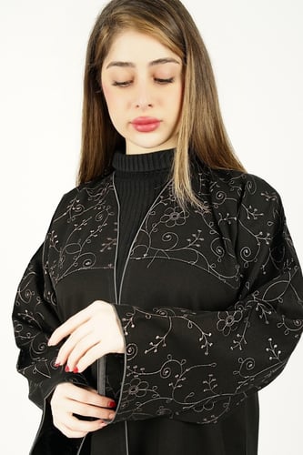 عباية اسود بتطريز رمادي علي الاكمام