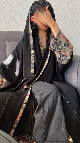 عباية سوداء بأكمام مزينة