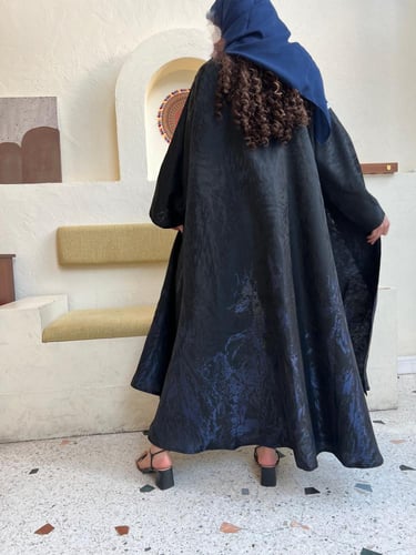 عباية اسود بطباعة كحلي من الأسفل قصة كلوش