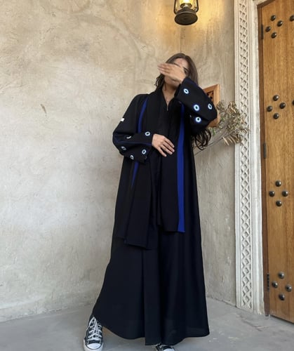 عباية بتطريز عيون يدوي على الاكمام