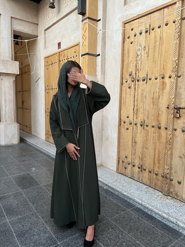 كريب زيتي غامق وبيج قصة كلوش